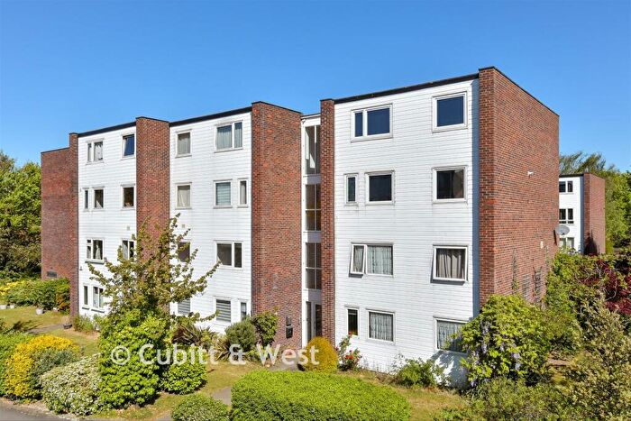 4 Bedroom Flat For Sale In Woodcote Road, Wallington, Surrey, SM6