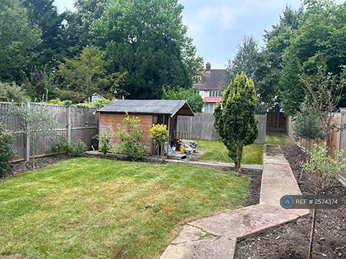 2 Bedroom Flat To Rent In Woodstock Road, London, NW11