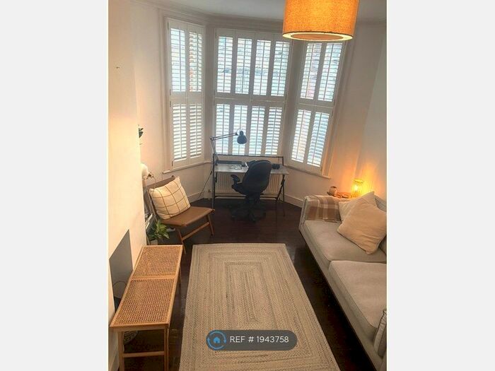 2 Bedroom Flat To Rent In Littlebury Road, London, SW4