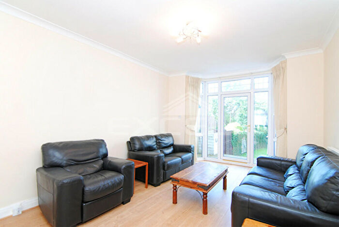 3 Bedroom Semi-Detached House To Rent In Clovelly Ave, Colindale, NW9