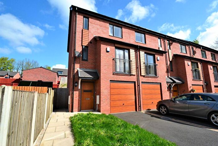 3 Bedroom Town House For Sale In Chaucer Way, Salford, M7