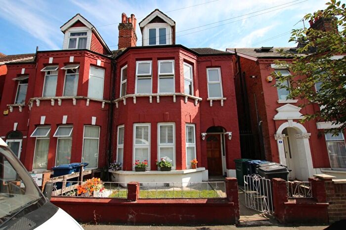 3 Bedroom Flat To Rent In Ash Grove, Cricklewood, London, NW2