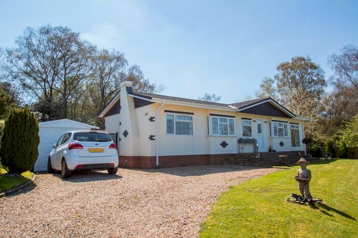 2 Bedroom Mobile/park Home For Sale In West View Close, Whimple, Exeter, EX5