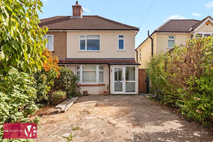 3 Bedroom Semi-Detached House For Sale In Stortford Road, Hoddesdon, EN11