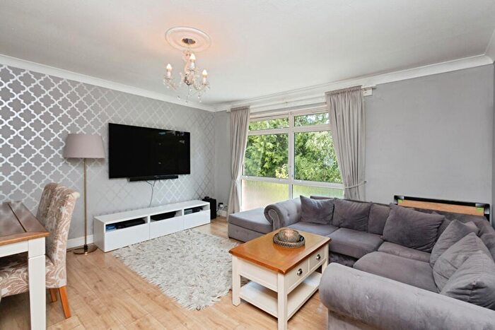 2 Bedroom Flat For Sale In The Avenue, Lightwater, Surrey, GU18