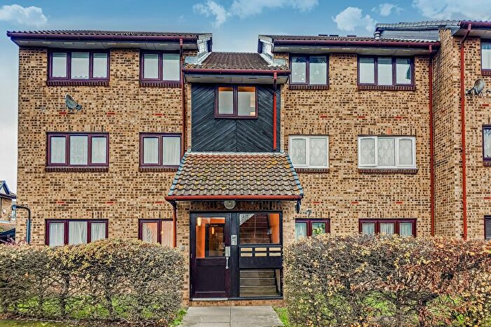 2 Bedroom Flat To Rent In Pedley Road, Dagenham, RM8