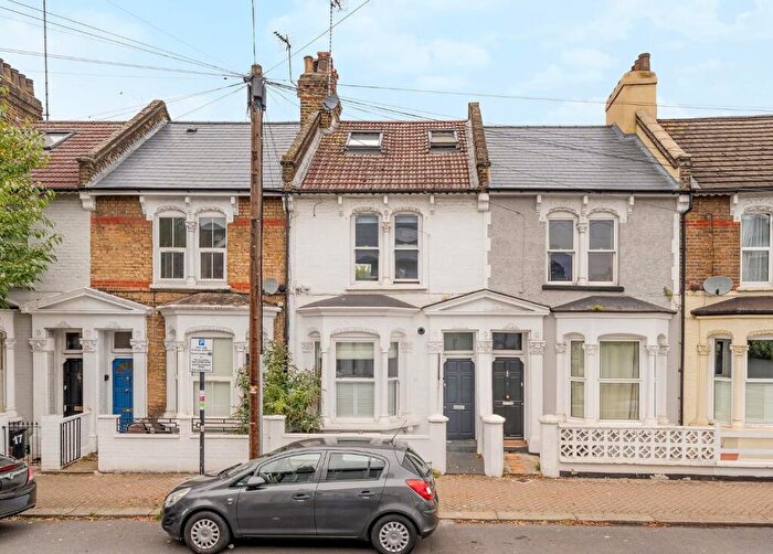 2 Bedroom Flat For Sale In Amies Street, SW11