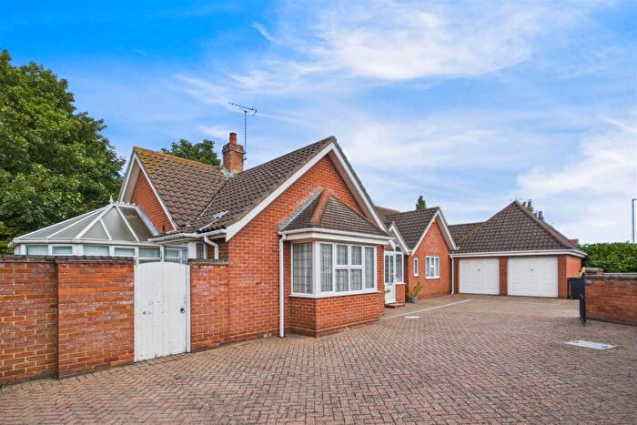 3 Bedroom Detached Bungalow For Sale In Stradbroke Road, Lowestoft, NR33