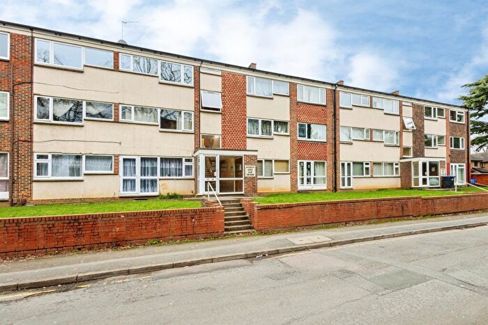 2 Bedroom Flat For Sale In Cliftonville Court, Northampton, NN1