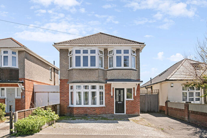 3 Bedroom Detached House For Sale In Redhill Drive, Bournemouth, BH10