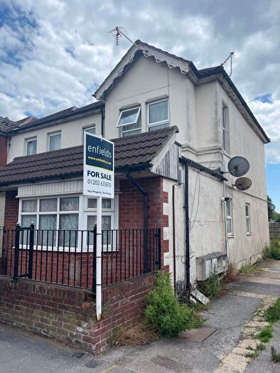 3 Bedroom Flat To Rent In Three Bedroom Flat - Holdenhurst Road - £., BH8