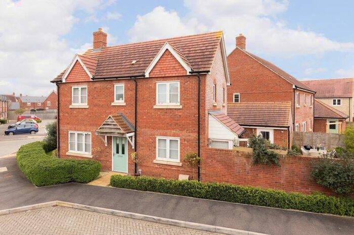 3 Bedroom Detached House For Sale In Fletcher Close, Steventon, OX13