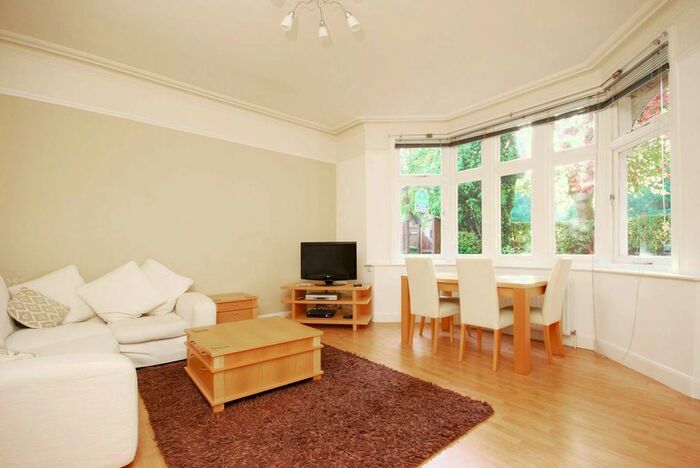 Studio To Rent In Cranes Park Avenue, Surbiton, KT5