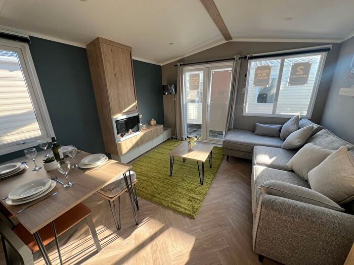 2 Bedroom Park Home For Sale In Chichester Lakeside Holiday Park, Vinnetrow Rd Chichester, PO20