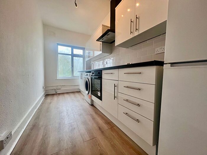 3 Bedroom Flat To Rent In Headstone Lane, Harrow, HA2
