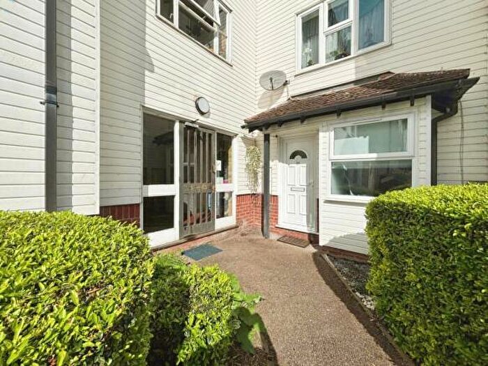 1 Bedroom Apartment To Rent In Armiger Way -, CM8