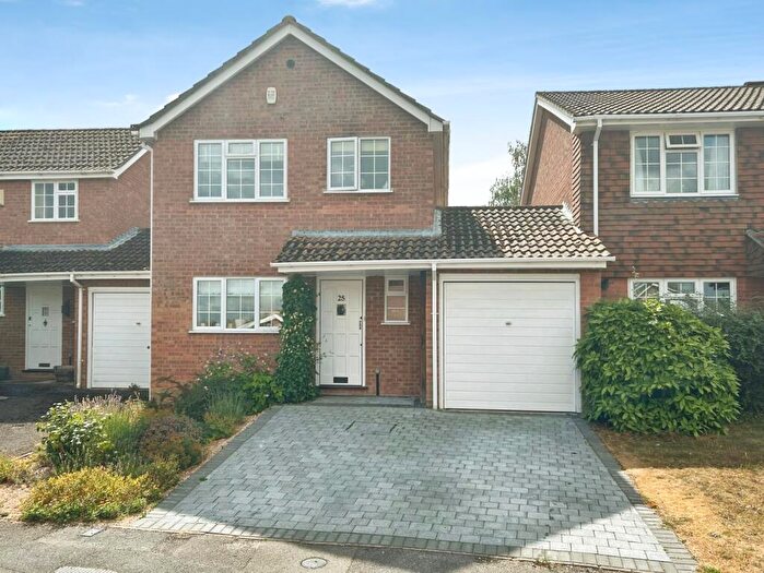 3 Bedroom Detached House For Sale In Beechcrest View, Hook, Hampshire, RG27