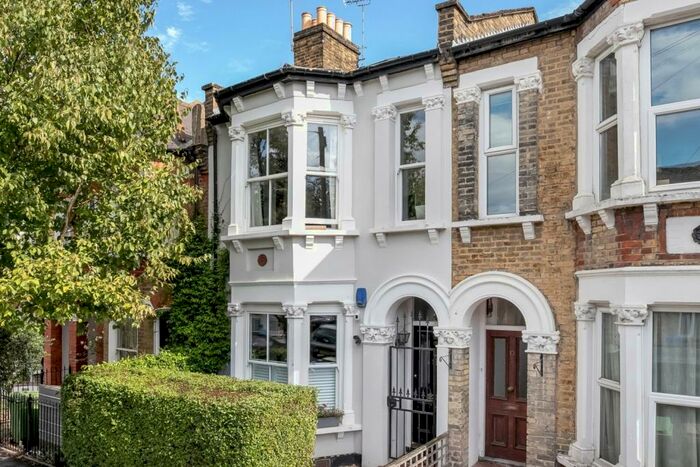 2 Bedroom Apartment To Rent In St Aidans Road, East Dulwich, London, SE22