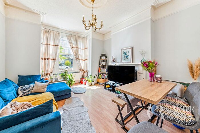 2 Bedroom Flat To Rent In Trinity Road, London, SW17