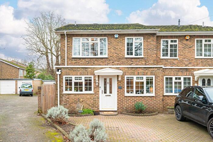 4 Bedroom Terraced House For Sale In Daneswood Close, Weybridge, KT13