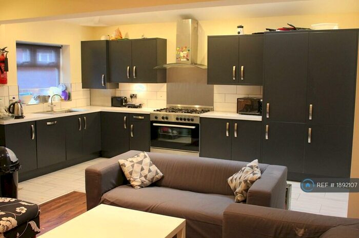 6 Bedroom Terraced House To Rent In Balmoral Road, Manchester, M14