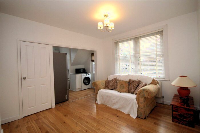 3 Bedroom Maisonette To Rent In Hythe Road, Thornton Heath, CR7