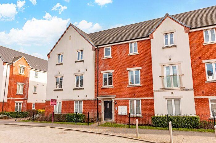 2 Bedroom Flat For Sale In Cornwell Avenue, Crawley, RH10