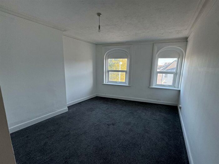 2 Bedroom Flat To Rent In Available Now!, BN22