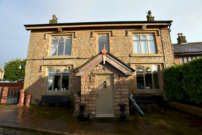 4 Bedroom Farm House To Rent In Ladyshore Road, Little Lever, Bolton, BL3
