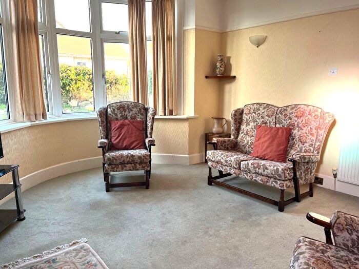 3 Bedroom Semi-Detached House For Sale In Durnford Drove, BH19 - Photo 5