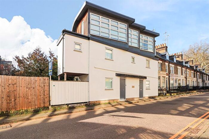 2 Bedroom Maisonette For Sale In Carlyle Road, Cambridge, CB4