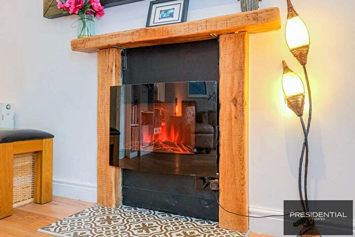 3 Bedroom End Of Terrace House For Sale In Hale End Road, Highams Park, E4