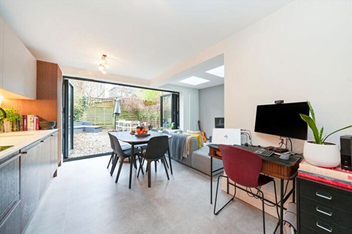 2 Bedroom Flat For Sale In Chetwynd Road, Dartmouth Park, NW5