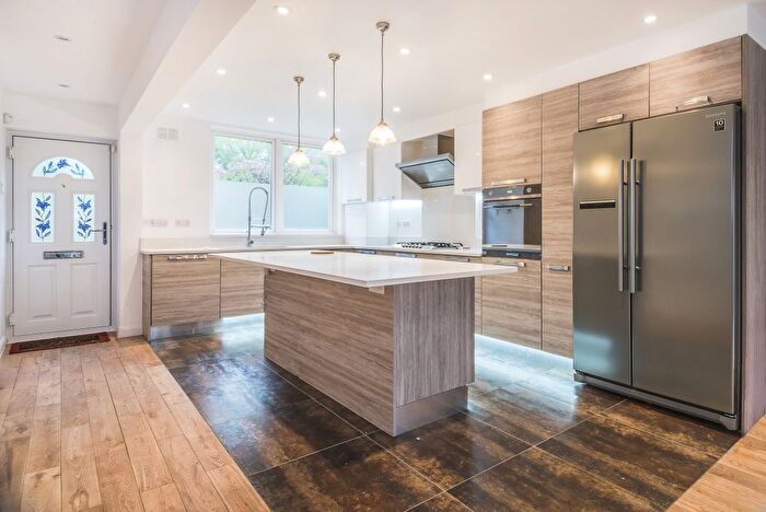 3 Bedroom Flat To Rent In Hickmore Walk, London, SW4