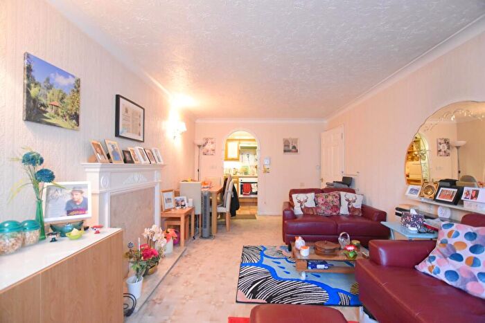 1 Bedroom Flat For Sale In Parkview Court, Brancaster Road, IG2
