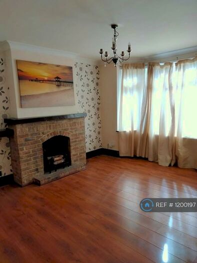 3 Bedroom Terraced House To Rent In Olma Road, Dunstable, LU5