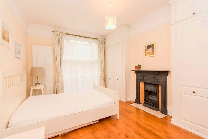 2 Bedroom Flat To Rent In Argyll Mansions, Olympia, London, W14