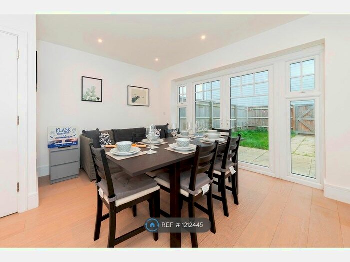 4 Bedroom Semi-Detached House To Rent In New Hampshire Street, Reading RG2