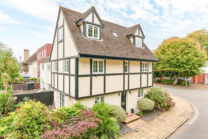 5 Bedroom Detached House For Sale In Belgrave Close, Walton-on-Thames, KT12