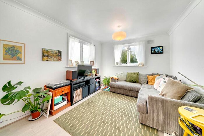 2 Bedroom Flat For Sale In Dynevor Road, London, N16