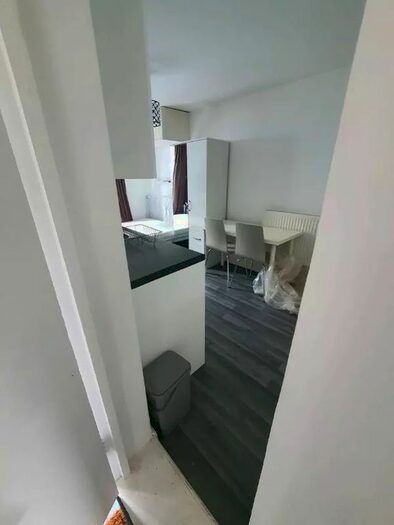 Studio To Rent In Lindsay Close, Mitcham, CR4