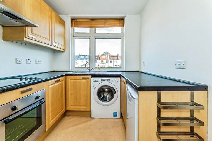 2 Bedroom Flat For Sale In Galpins Road, Thornton Heath, CR7