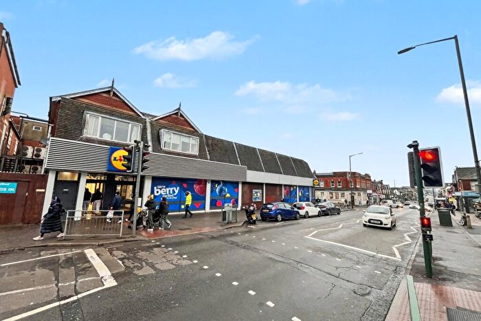 3 Bedroom Flat To Rent In Winton, BH9