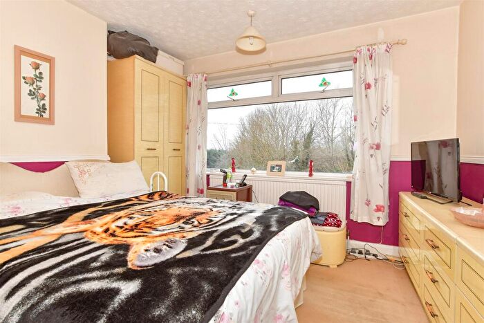 3 Bedroom Semi-Detached House For Sale In Birling Road, Snodland, Kent, ME6