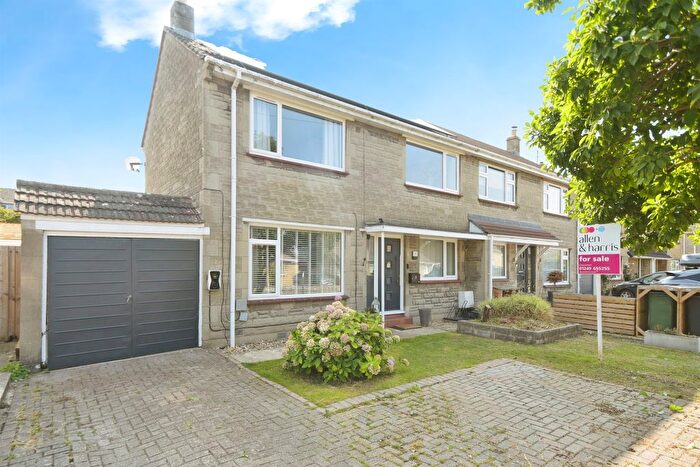 5 Bedroom Semi-Detached House For Sale In Downham Mead, Chippenham, SN15