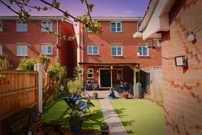 4 Bedroom Semi-detached House For Sale In Armstrong Way, York, YO30