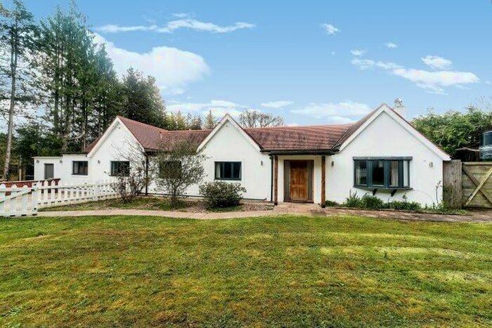 5 Bedroom Bungalow To Rent In Outdowns, Leatherhead, KT24