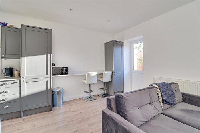 1 Bedroom Flat For Sale In London Road, Westcliff-On-Sea, SS0