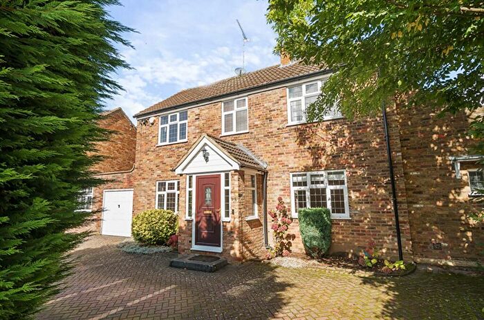 4 Bedroom Link Detached House For Sale In Brookmans Park, AL9