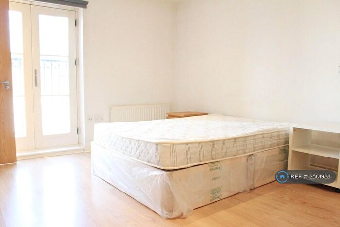 4 Bedroom Flat To Rent In Northpoint Square, London, NW1